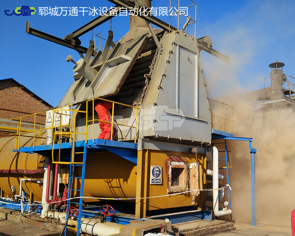 石油化工行业中的干冰清洗：高效与环保的完美结合