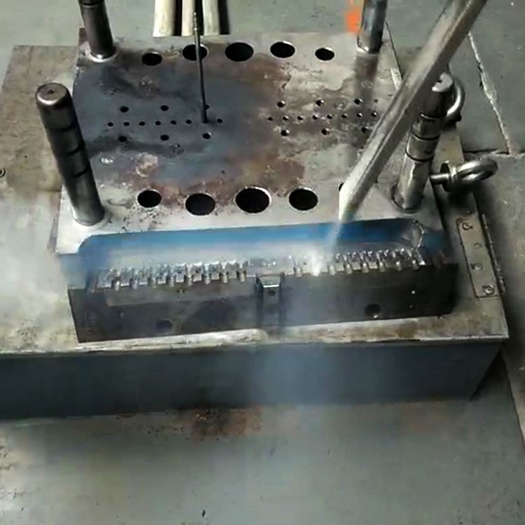 干冰清洗压铸模具在线清洗效率高