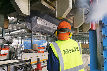 干冰清洗技术：不损伤设备表面的环保清洗方式